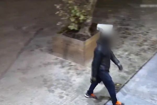 Une image de l'agresseur au parpaing, capturée à Rotterdam par des caméras de télésurveillance début novembre. S'agit-il du même homme soupçonné d'avoir tué un SDF Moldave à Lyon et agressé 3 autres personnes en France, à Evry, Strasbourg et Dijon ?