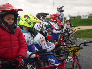 Au club du BMX Compiègne-Venette, de nombreux enfants découvrent les joies de cette discipline.