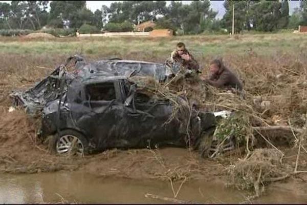 La voiture de la mère et la fillette disparues.