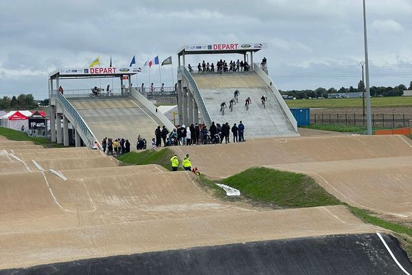 La piste de La Chapelle-Saint-Mesin avec ses deux buttes de départ. L’une à 8 mètres et l’autre à 5 mètres.