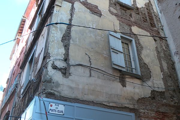 Des structures bétonnées devront être mises en place pour éviter l'effondrement de cet immeuble historique du 1, rue des Puits Clos au centre de Toulouse en Haute-garonne.