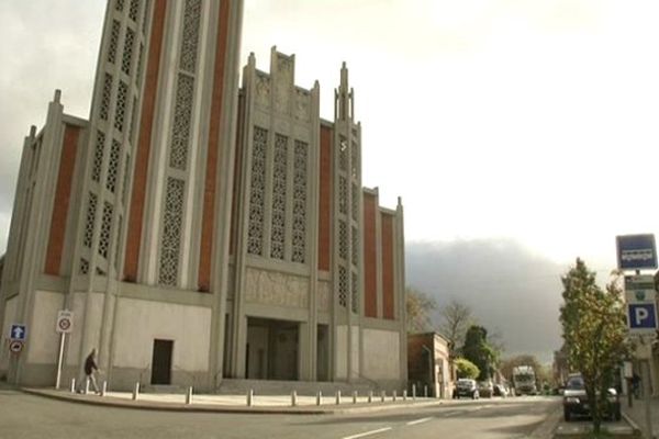 Un homme a reçu un coup de couteau samedi soir à la sortie de la messe en l'église de Moreuil (80).