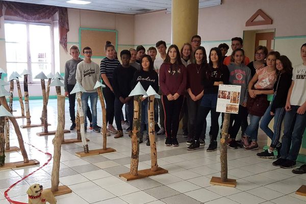 Les élèves du collège Jeanne d'Arc de Morteau et leur mémorial