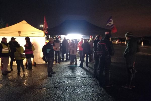 Les manifestants étaient "entre 100 et 150 à 3 h du matin" et bloquent les entrées et sorties du dépôt EPG d'Ambès.