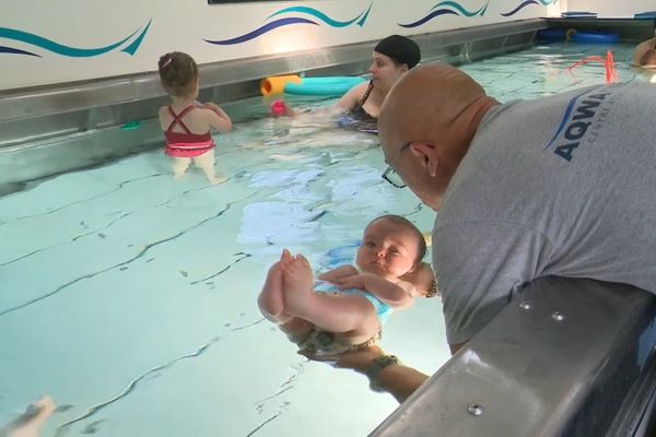 Apprendre à nager dans un camion : une piscine sur roues à la rencontre des bébés nageurs