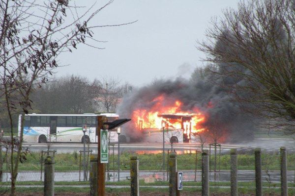 2 cars incendiés à Courçon d'aunis