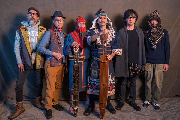 Oki Dub Ainu Band à l'affiche des Trans Musicales 2017. Le leader du groupe joue du tonkori un instrument à cordes traditionnel presque disparu. 