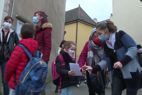 Le masque est désormais obligatoire pour aller à l'école, dès l'âge de 6 ans. 