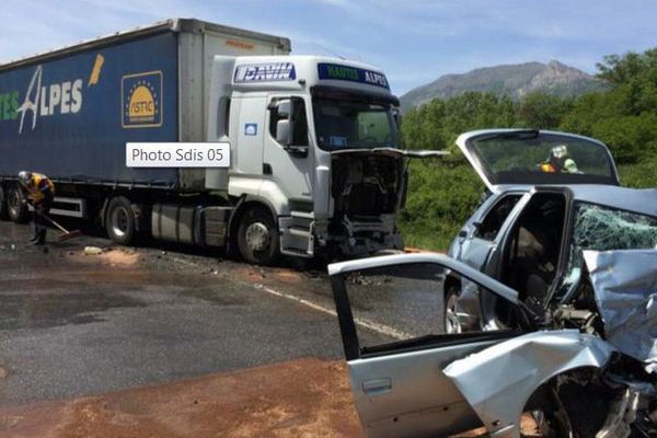 Gap Une Collision Entre Une Voiture Et Un Poids Lourd Fait Un Mort