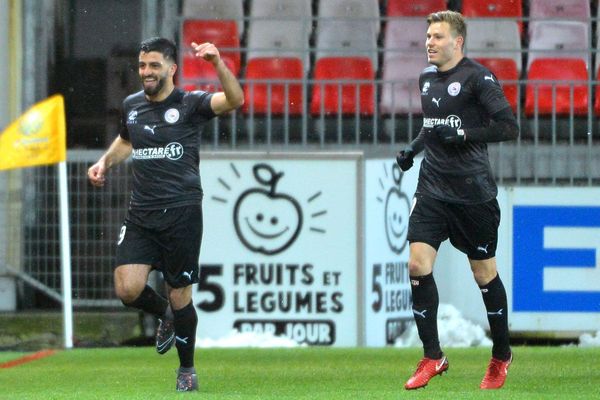 Les "Crocodiles" de Nîmes, vainqueurs à Brest (2-0) lundi en clôture de la 30e journée de Ligue 1, affirment leur statut de dauphins du leader, Reims.