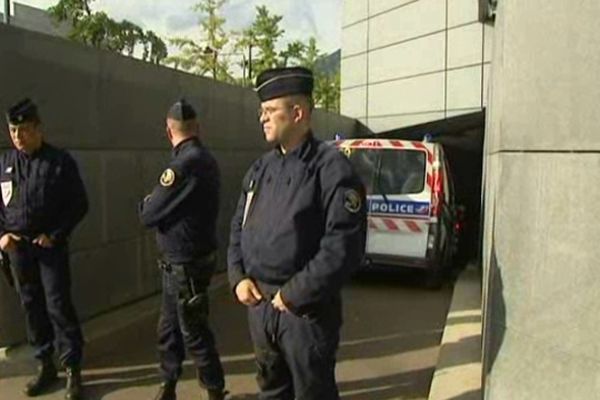 Mercredi 3 octobre 18h 00. Les huit suspects ont été transférés au tribunal de Grenoble.