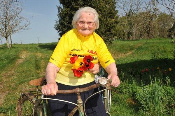 Rachel Delage, bientôt 102 ans, maillot jaune avec sa bicyclette "Caroline. 