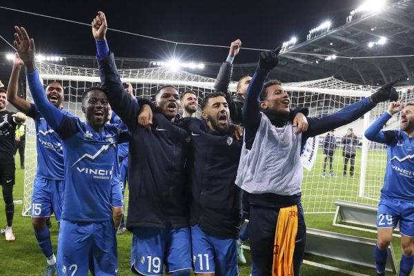 La joie des joueurs de Grenoble, après leur victoire face à Rodez, le 25 novembre dernier au stade des Alpes - novembre 2023