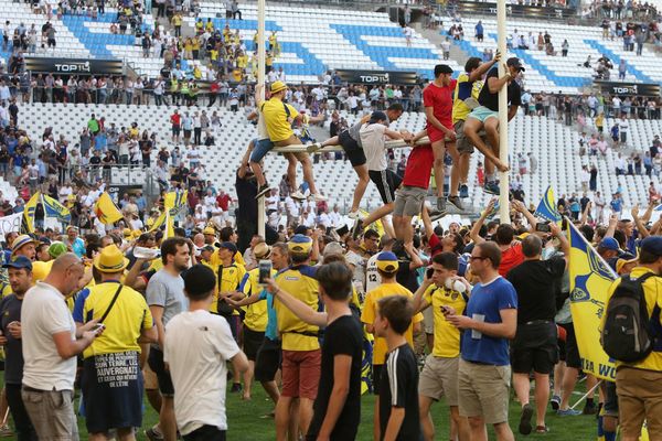 Après le match ASM Racing, des supporters envahissaient le stade vélodrome de Marseille. 