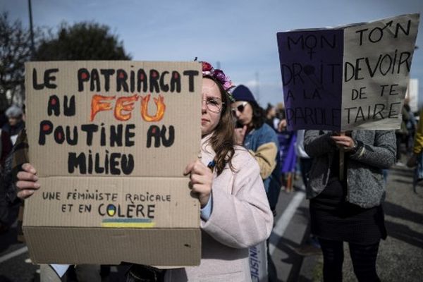 Ce vendredi 10 juin à 18h00, le Collectif Droits des Femmes 69 appelle au rassemblement place de la Comédie, dans le 1er arrondissement de Lyon "pour dénoncer les attaques récentes faites aux droits des femmes et des minorités de genre" dans le monde entier. Une occasion de revenir sur différentes mobilisations féministes.