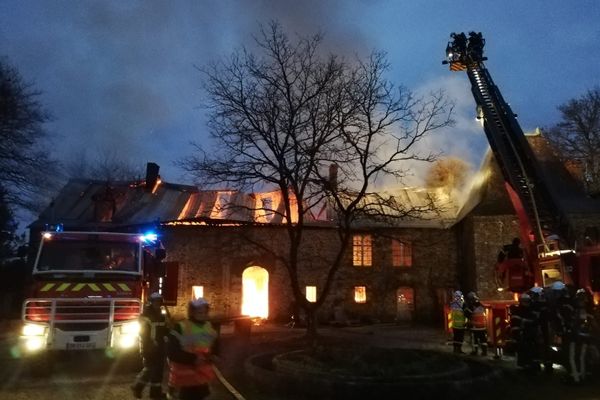 Les saeurs pompiers sont intervenus pour circonscrire l'incendie au manoir de al Grée à Soulvache près de Châteaubriant