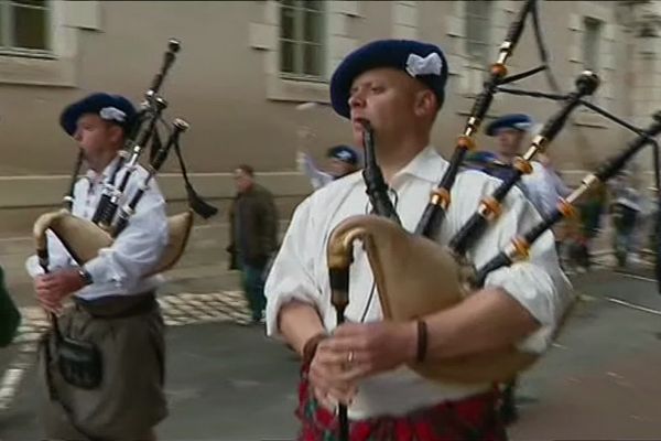 Châtillon-sur-Indre a accueilli ses invités écossais, près de 600 ans après la guerre de Cent Ans.