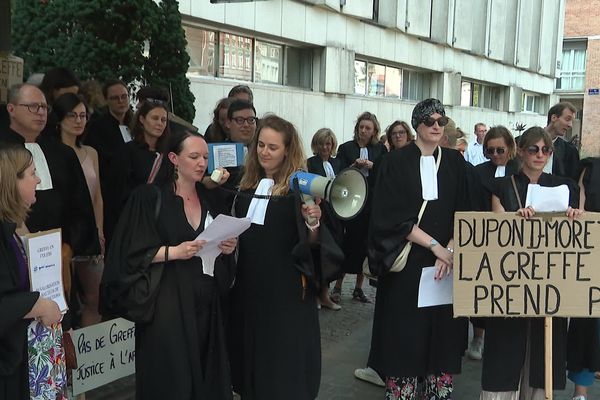 Les greffiers se sont mobilisés devant le tribunal de Lille ce lundi 11 septembre 2023.