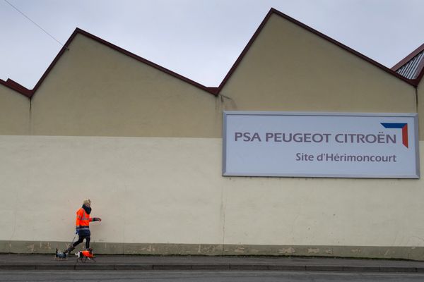 La façade de l'usine Terre-Blanche à Hérimoncourt dans le Doubs, est toujours là. Mais le site n'accueille plus que les archives de PSA.