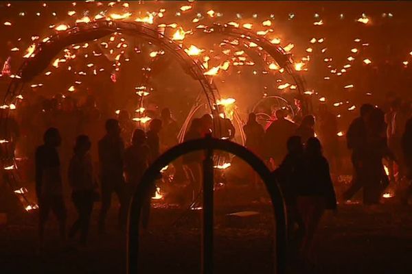 La compagnie artistique Carabosse a enflammé la plage du Havre pour l'ouverture des festivités. 