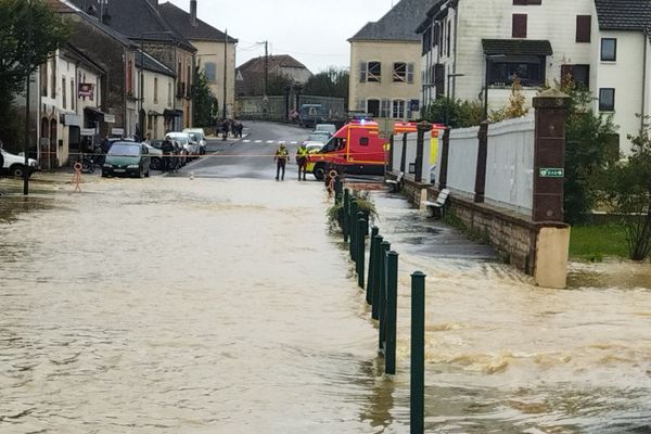 À Amance en Haute-Saône, les inondations ont coupé la route