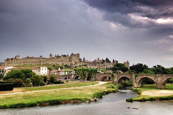 Carcassonne - le ciel orageux et menaçant au dessus de la Cité - 8 juin 2015.