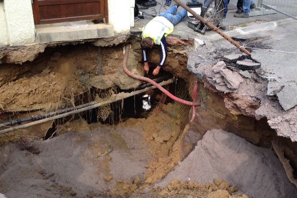 Un trou béant dans la chaussée rue des Bengalis à Bully-les-Mines prive les habitants de gaz depuis samedi