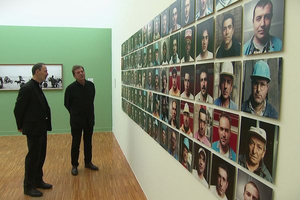 Guy Tosatto, directeur du musée de Grenoble (désormais à la retraite) et Antoine de Galbert, collectionneur et mécène, devant l'oeuvre "Les Bâtisseurs" de Christian Courrèges