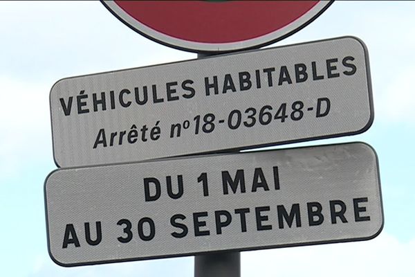 Une partie des rues de Biarritz sont soumises à un arrêté interdisant le stationnement des "véhicules habitables" durant la saison estivale. 