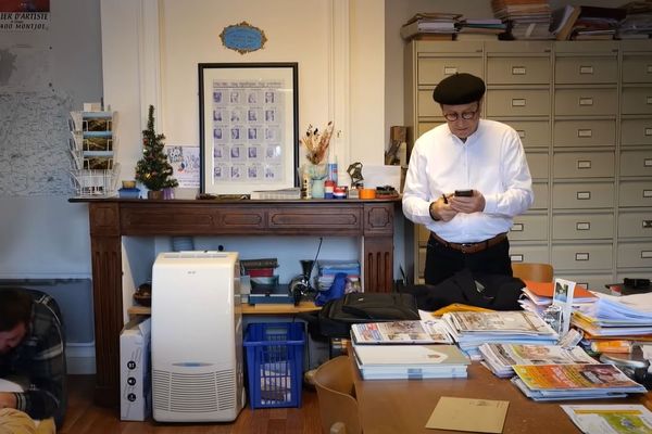 Papacito, à gauche, et le maire, Christian Eurgual, filmé à son insu à la mairie de Montjoi (Tarn-et-Garonne).