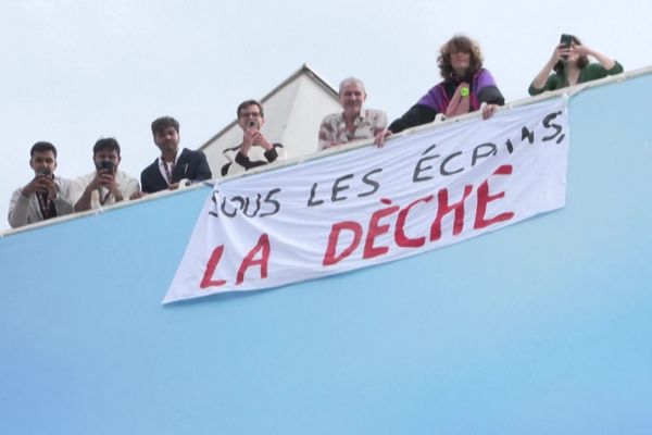 Une action du collectif de travailleurs du cinéma "Sous les écrans, la dèche" lors de la montée des marches ce 14 mai.