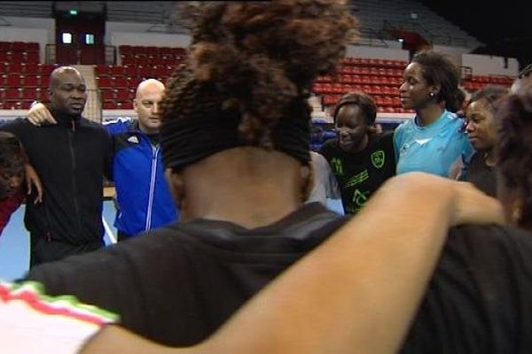 Cheikh Seck avec les filles de l'équipe du Sénégal en entraînement à Besançon