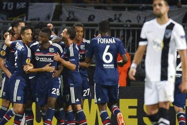 Les lyonnais fêtant le but de Maxime Gonalons contre Vitoria Guimaraes le 3 Octobre 2013, au stade de Gerland (1 à 1, score final)