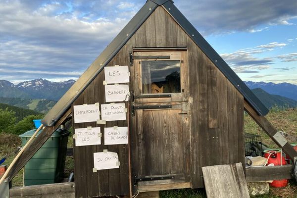 Pour les gardiens qui ne pourraient pas manifester le 20 juin, les syndicats conseillent de placarder des pancartes sur les cabanes des bergers. Illustration.