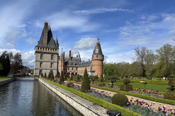 Découvrez le château de Maintenon avec André Manoukian dans sont émission Château !