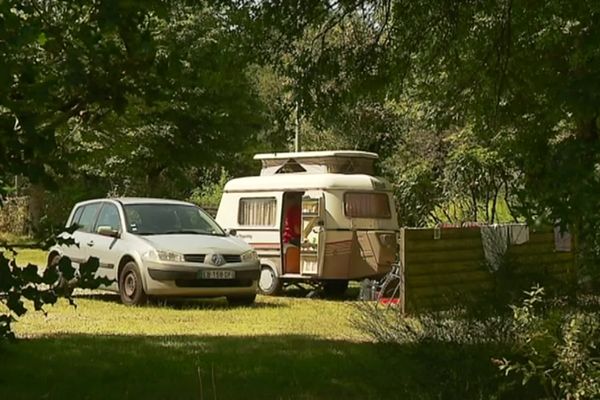 Des touristes dans l'ancien camping de Limoges