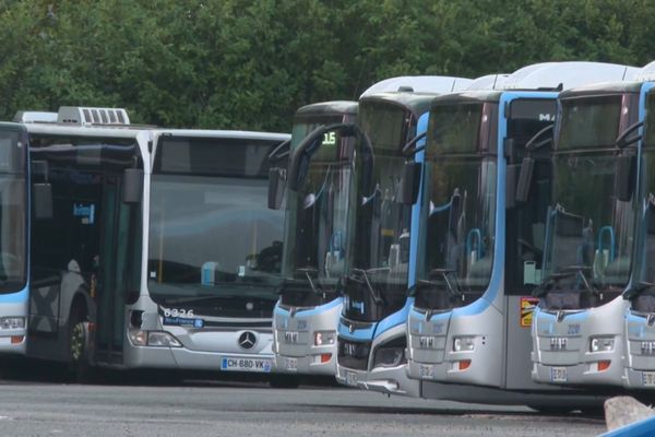 Des bus à l'arrêt au dépôt de Montesson.