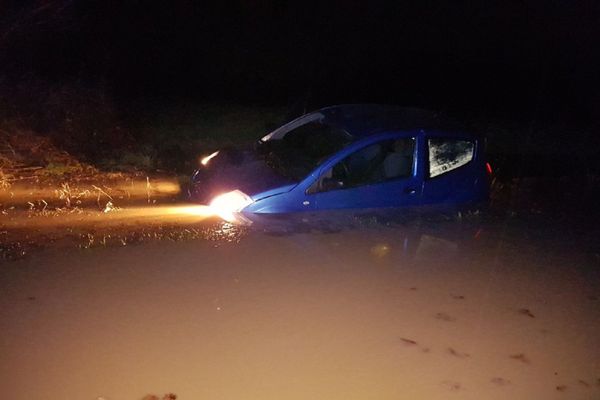 Le niveau de l'eau a atteint les vitres de la voiture