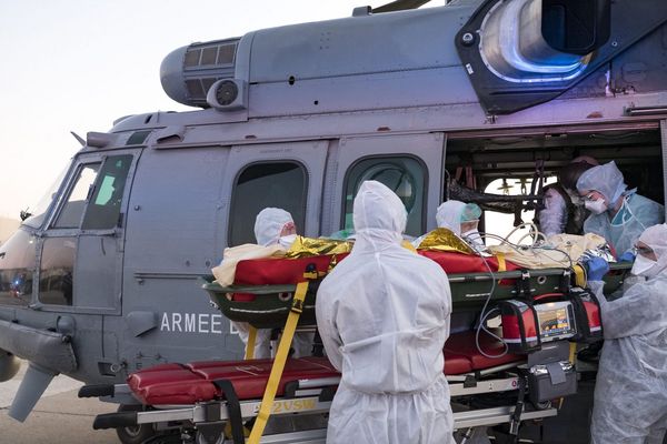 Un patient atteint du covid-19 est transporté en réanimation par les militaires depuis la région Île de France vers le CHU d'Angers dans les Pays de la Loire