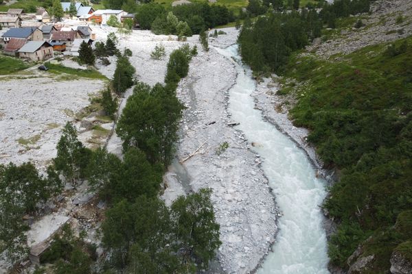 Ce vendredi 21 juin 2024, une crue torrentielle a déferlé dans le massif du Vénéon. Le torrent portant son nom est sorti de son lit et a submergé le hameau de la Bérarde.