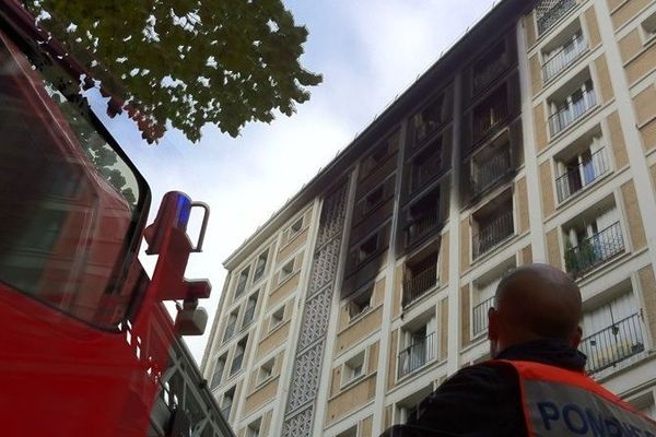 Un incendie s'est déclaré au 5e étage d'un immeuble de la rue de Meaux dans le 19e arrondissement