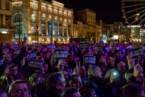 Les manifestants étaient venus nombreux place de Jaude à Clermont-Ferrand, le 7 janvier 2015, en soutien aux victimes des attentats de Charlie Hebdo.