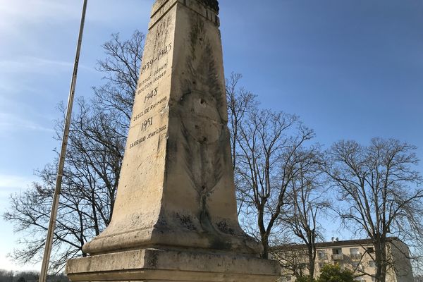 Le monument aux morts de Nersac dégradé