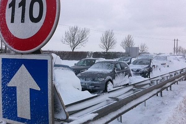 Le rond Point de la D7 (route de Caen à Douvres) complétement bloqué par la neige