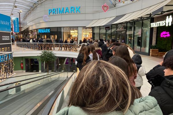 Environ 1200 personnes sont venues pour l'ouverture du magasin Primark à l'Heure tranquille aux Deux-Lions à Tours ce jeudi 5 décembre 2024.