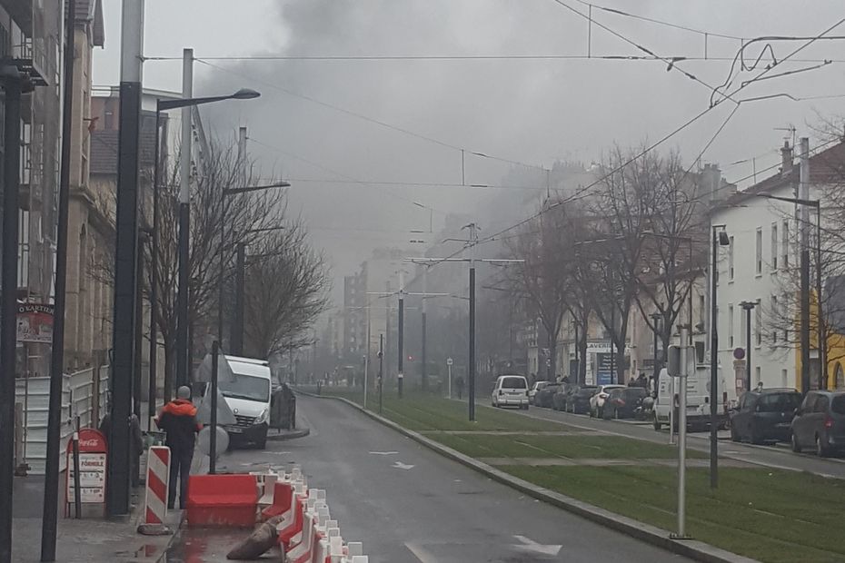 An impressive fire hits a building in Saint-Denis