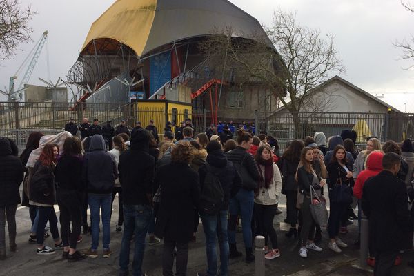 Un collectif d'étudiants rassemblé devant La Sirène