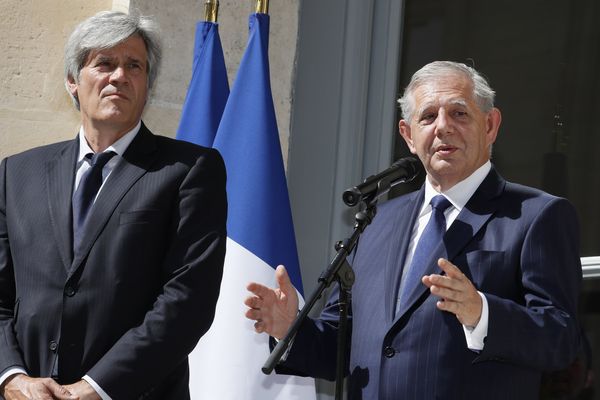 Le nouveau Ministre de l'Agriculture et de l'Alimentation, Jacques Mézard, lors de la passation des pouvoirs avec son prédécesseur Stéphane Le Foll, mercredi 17 mai..