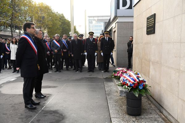 Elisabeth Borne, Première ministre et Mathieu Hanotin, maire (PS) de Saint-Denis, devant la plaque commémorative du Stade de France ce dimanche