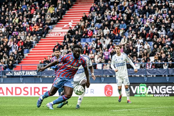 Alexandre Mendy, auteur du premier but pour caen, échappe aux Bastiais.